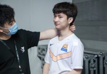 Mặc cảm sau trận CKTG, xạ thủ Huanfeng có hành động sai lầm