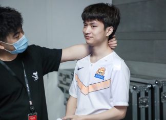 Mặc cảm sau trận CKTG, xạ thủ Huanfeng có hành động sai lầm