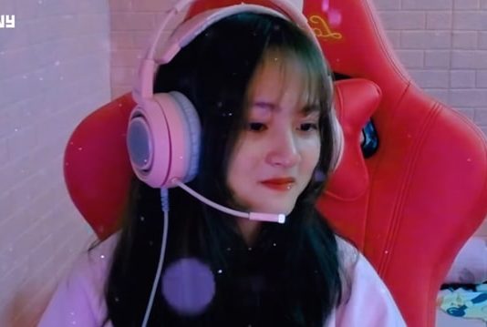 Streamer Alice cảm động bật khóc trước món quà bất ngờ từ Team Heavy