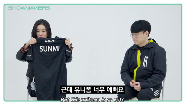 ShowMaker tặng áo đấu cho Sunmi