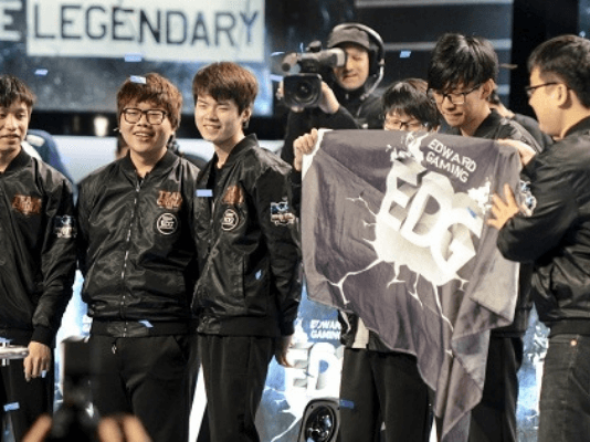 EDward Gaming là đội tuyển đầu tiên giành vé vào Playoffs LPL Mùa Hè 2021